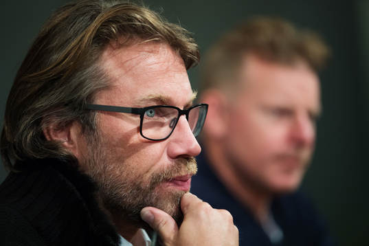 Peter Forsberg och Daniel Alfredsson på väg in till en