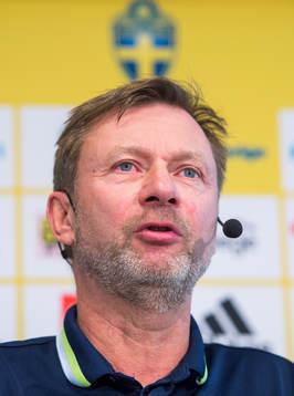 Peter Gerhardsson presenterar damlandslaget tropp mot