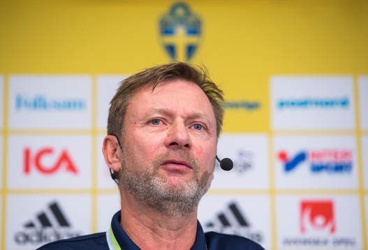 Peter Gerhardsson presenterar damlandslaget tropp mot