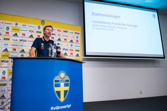 Peter Gerhardsson presenterar damlandslaget tropp mot