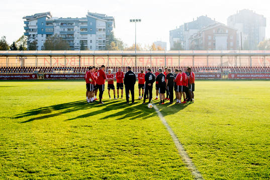 Players and staff of Norway gather in a circle