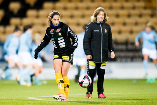 Ingrid Moe Wold of LSK Kvinner and Hege Riise, head coach