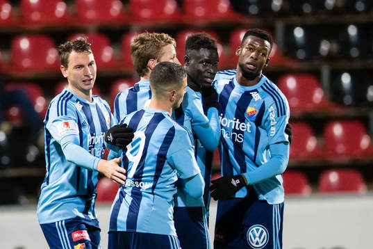 a höger) gör 1-0 och gratuleras av lagkamrater