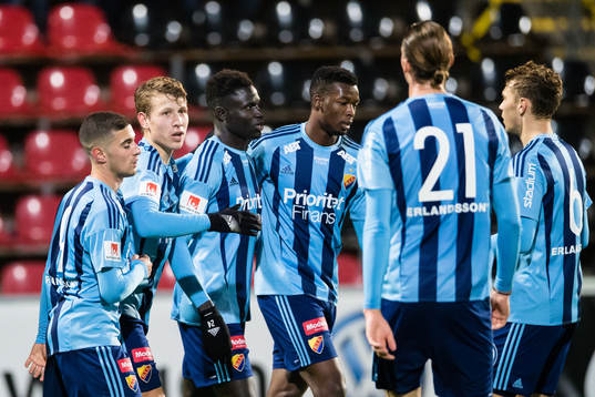 a vänster) gör 1-0 och gratuleras av lagkamrater