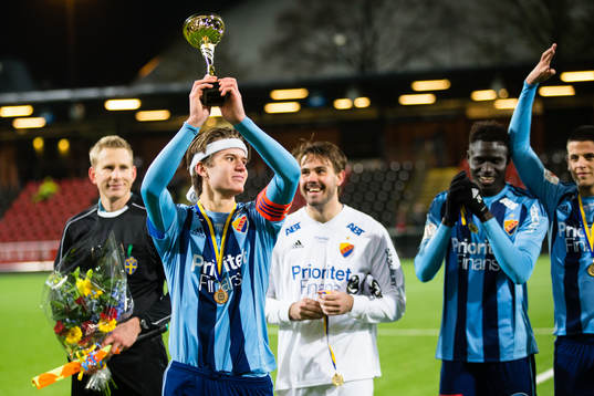 Djurgårdens Wilhelm Loeper lyfter pokalen