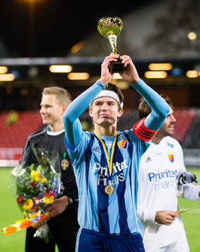 Djurgårdens Wilhelm Loeper lyfter pokalen