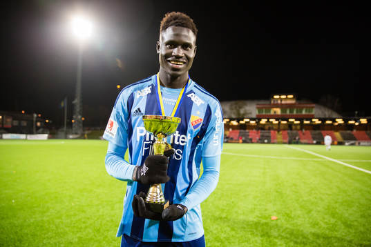 Djurgårdens målgörare Aliou Badji med pokalen