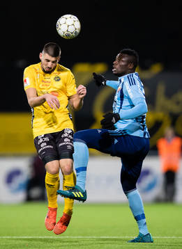 Djurgårdens Haruna Garba i kamp om bollen med Elfsborgs