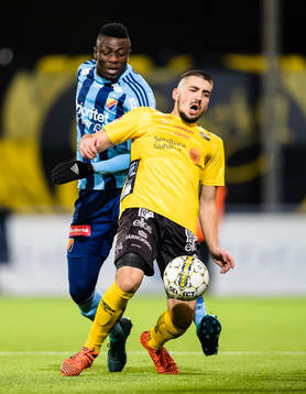 Djurgårdens Haruna Garba i kamp om bollen med Elfsborgs