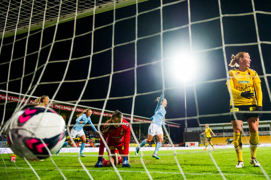 Goalkeeper Cecilie Fiskerstrand and Anna Åsa Olivia