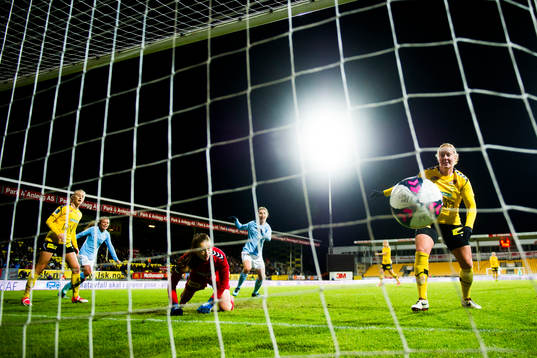 Goalkeeper Cecilie Fiskerstrand and Anna Åsa Olivia
