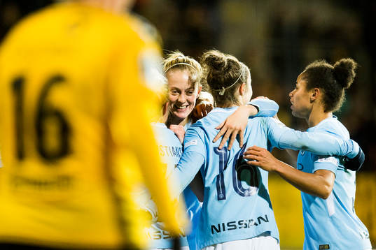 Keira Walsh of Manchester City celebrates with her teammates