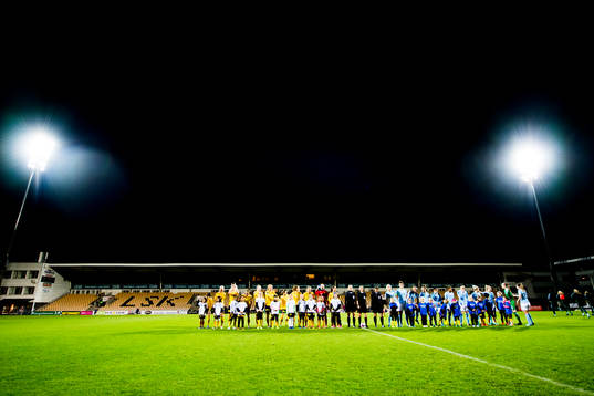 The two teams line up
