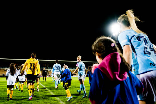 Isabell Bachor of LSK Kvinner and Keira Walsh of Manchester