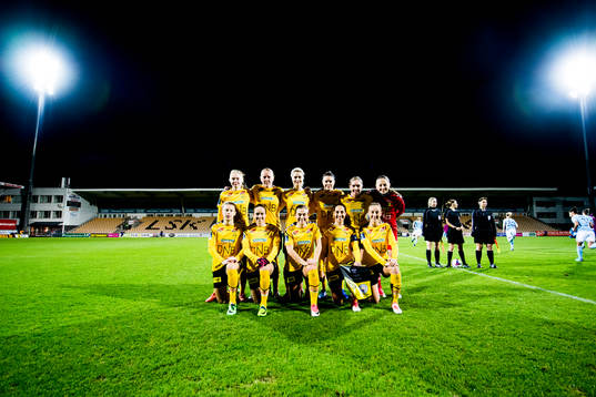LSK Kvinner poses for a team photo