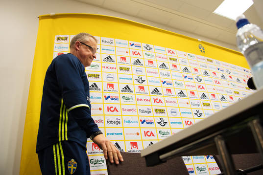 Förbundskapten Janne Andersson på väg in till Sveriges