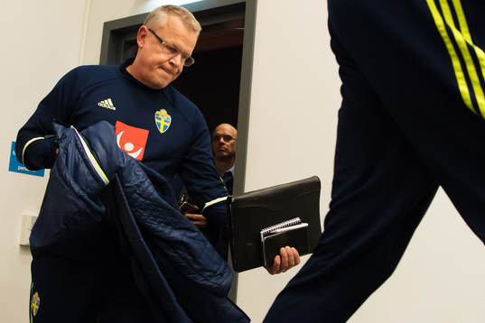 Förbundskapten Janne Andersson på väg in till Sveriges