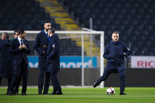 Ciro Immobile sparkar en boll