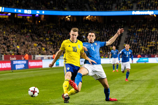 Sveriges Emil Krafth och Italiens Matteo Darmian