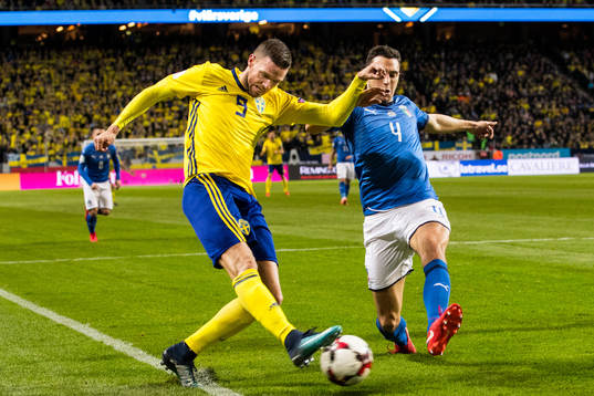 Sveriges Marcus Berg och Italiens Matteo Darmian