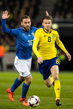 Sveriges Albin Ekdal tar sig förbi Italiens Daniele De