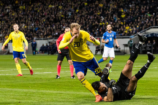 Sveriges Ola Toivonen krockar med Italiens målvakt