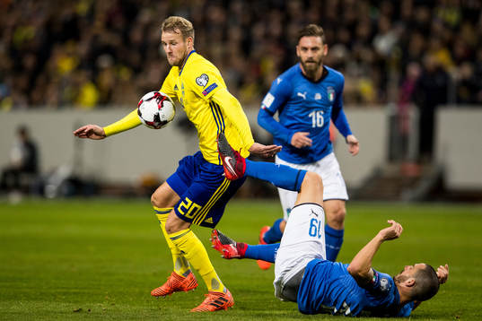 Sveriges Ola Toivonen mot Italiens Leonardo Bonucci