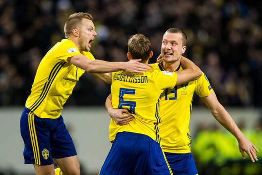 Sveriges Sebastian Larsson och Ludwig Augustinsson jublar