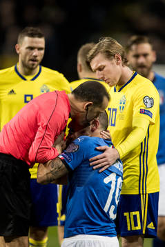 Domare Cuneyt Cakir pratar med Italiens Leonardo Bonucci