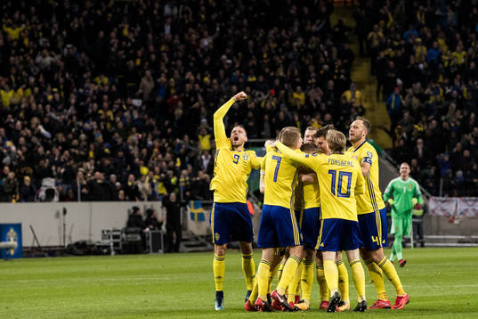Sveriges spelare med Marcus Berg (tv) jublar
