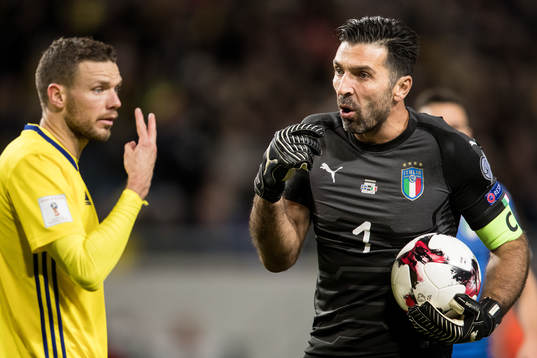 Sveriges Marcus Berg och Italiens målvakt Gianluigi Buffon