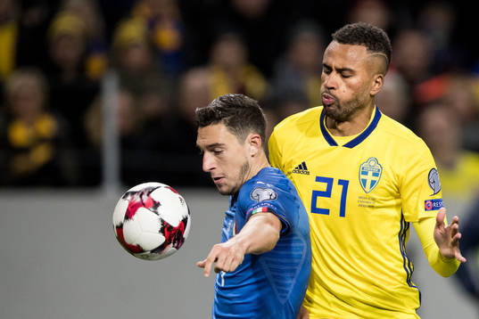 Italiens Matteo Darmian och Sveriges Isaac Kiese Thelin