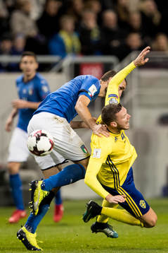 Sveriges Marcus Berg tacklas av Italiens Giorgio Chiellini