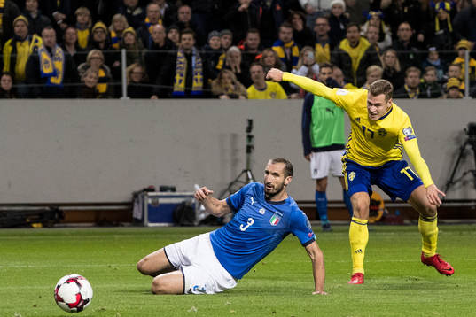 Sveriges Viktor Claesson skjuter förbi Italiens Giorgio