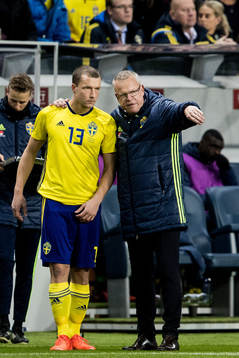 Sveriges förbundskapten Janne Andersson ger instruktioner
