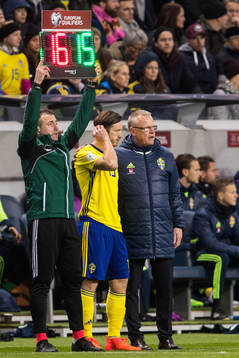Sveriges Gustav Svensson byts in, här bredvid
