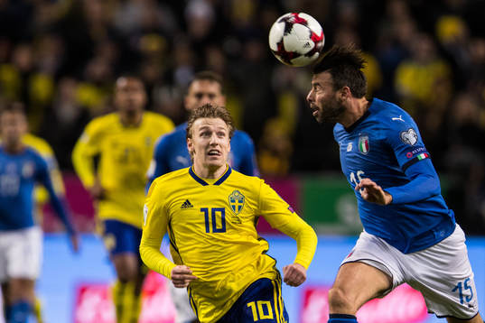 Sveriges Emil Forsberg och Italiens Andrea Barzagli