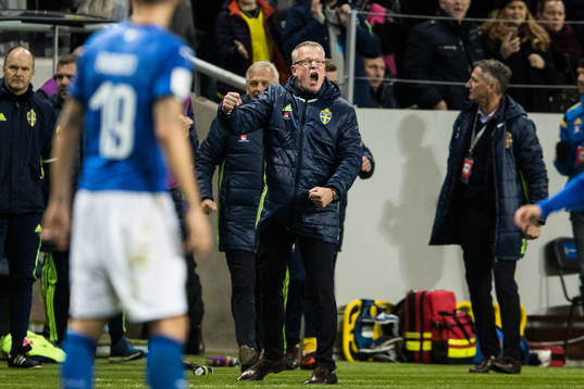 Sveriges förbundskapten Janne Andersson jublar på