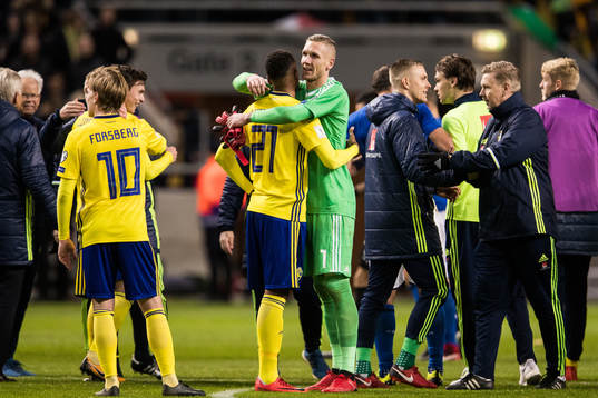 Sveriges målvakt Robin Olsen kramar om Isaac Kiese Thelin