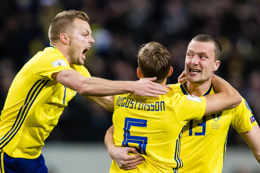 Sveriges Sebastian Larsson och Ludwig Augustinsson jublar