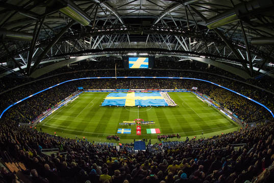 Sveriges och Italiens spelare ställer upp sig