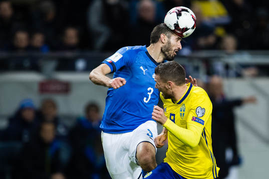 Italiens Giorgio Chiellini i en nickduell med Sveriges
