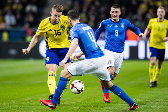 Sveriges Emil Krafth med en passning förbi Italiens Matteo