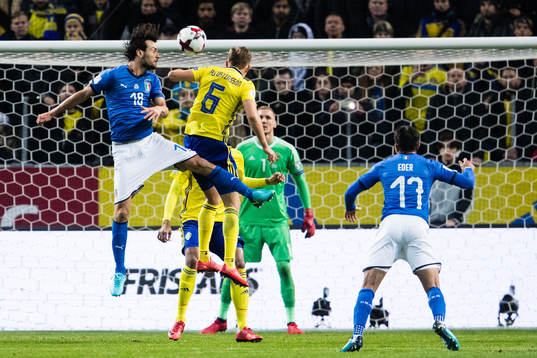 Italiens Marco Parolo i en nickduell med Sveriges Ludwig