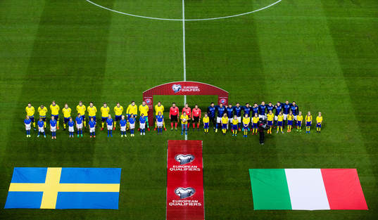 Sveriges och Italiens spelare ställer upp sig