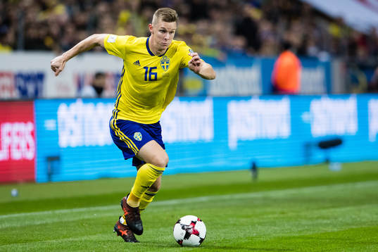 Sveriges Emil Krafth med bollen