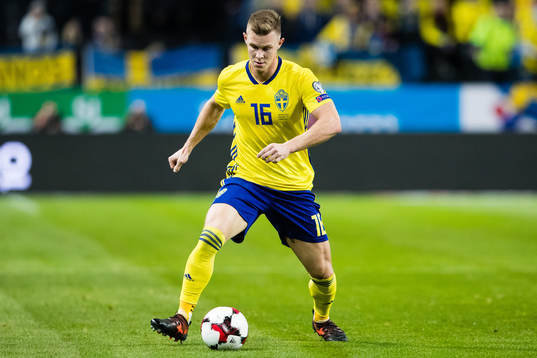 Sveriges Emil Krafth med bollen