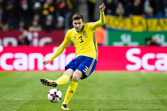 Sveriges Victor Nilsson Lindelöf med en passning