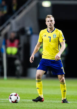 Sveriges Sebastian Larsson med bollen