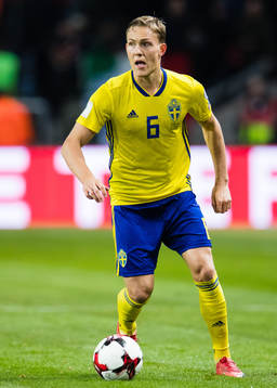 Sveriges Ludwig Augustinsson med bollen